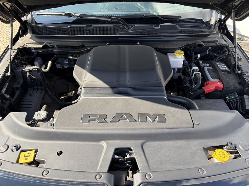 RAM 1500 (2024) Laramie 5.7 V8 HEMI LIFT - fotka 49 z 49
