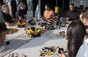 Replika McLarenu P1 v reálné velikosti se skládá z 342 817 dílků, váží přibližně 1220 kilogramů.