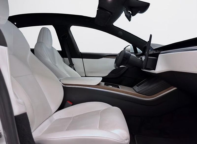 Tesla Model S LR AWD HW4 Bílý interiér Yoke  - fotka 14 z 17