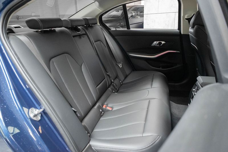 BMW Řada 3 320d xD NEZ. TOPENÍ*ZÁRUKA*ČR* - fotka 12 z 42