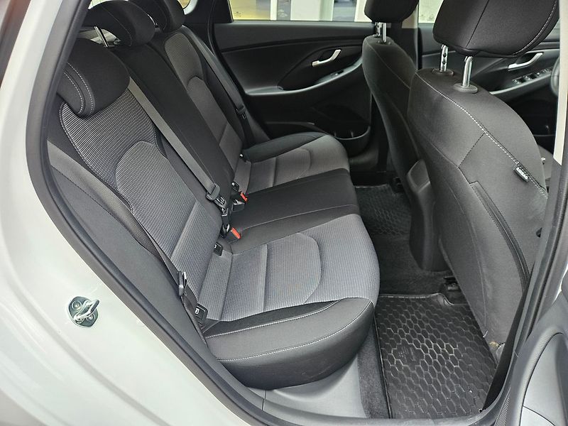 Hyundai i30 1,5i, Comfort 16, 1.majitel - fotka 28 z 32