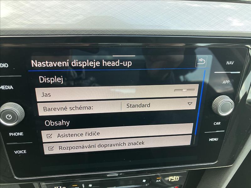 Volkswagen Passat 2,0 PANORAMA,KEYLESS,EL.KUFR - fotka 26 z 29