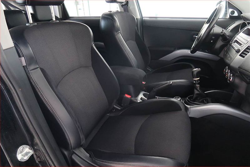 Mitsubishi Outlander (2012) 2.2 DI-D, 4X4, 7 míst, ČR - fotka 9 z 15