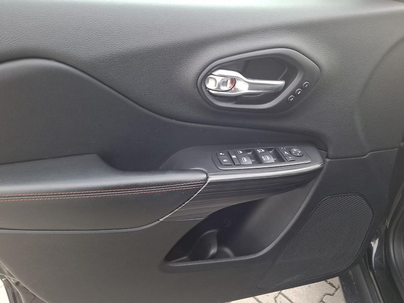 Jeep Cherokee (2014) 3,2 L V6 TRAIL RATED - fotka 9 z 16