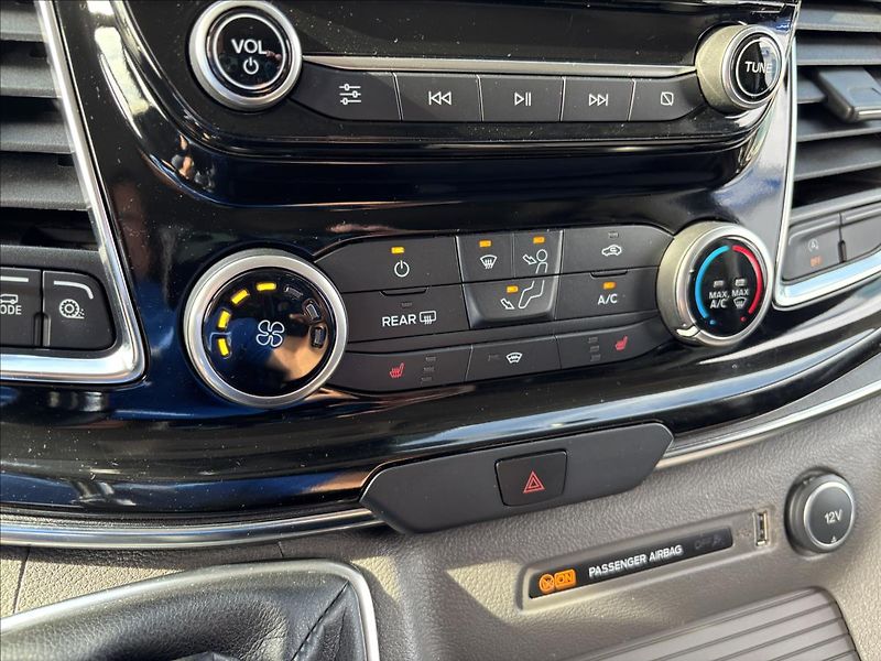 Ford Tourneo Custom 2,0 mHEV 136kW Titanium L2 - fotka 33 z 41