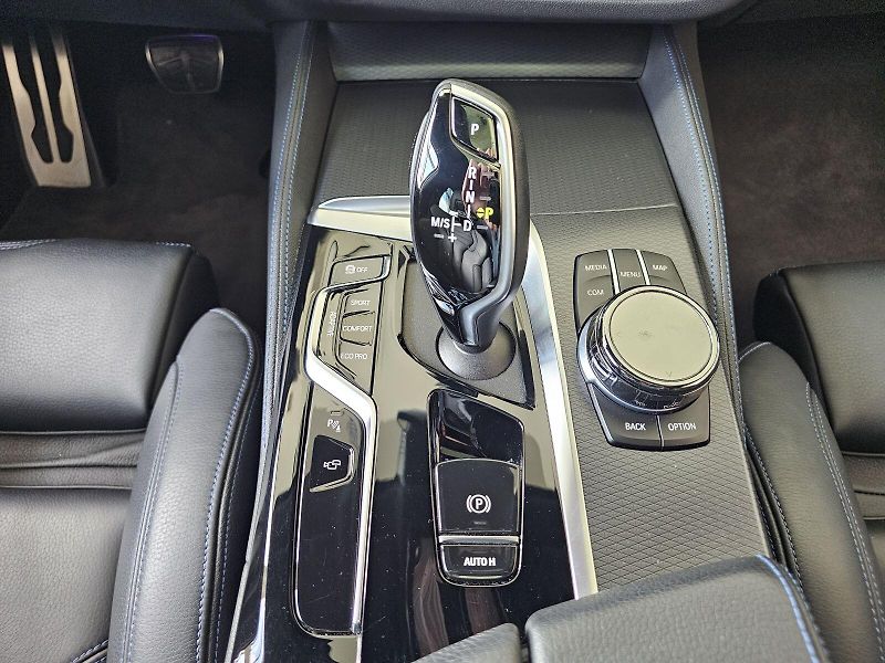BMW Řada 5 M550i xDrive - fotka 26 z 32