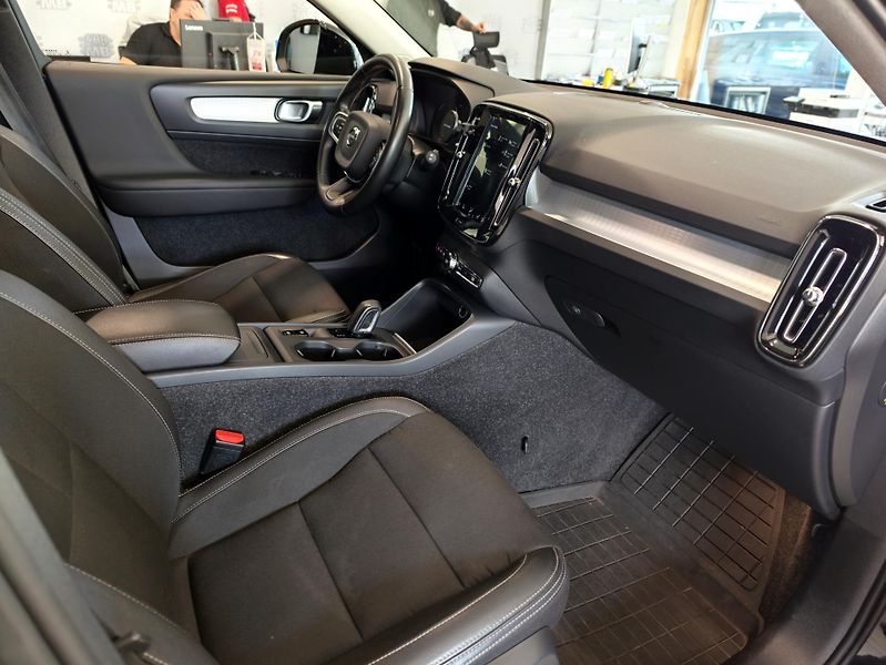 Volvo XC40  D3 AWD Momentum+Winter Pack - fotka 14 z 23
