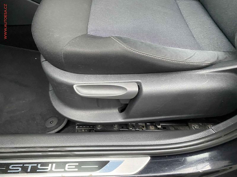 Volkswagen Polo (2011) 1.2 HTP, Style, +kola - fotka 14 z 16