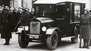Hodně pohřebních vozů za první republiky vzniklo i na Pragovkách. Dokládá to také snímek z pohřbu spisovatele Jiráska