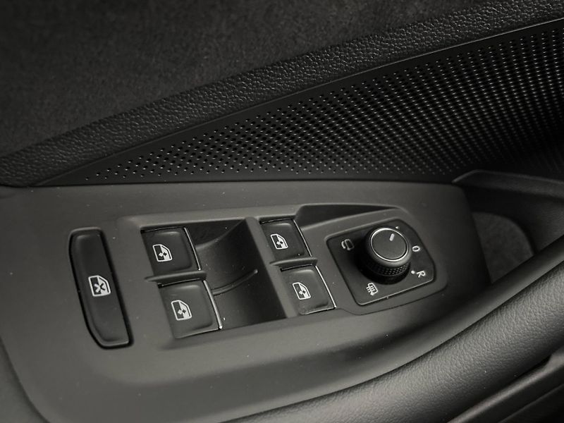 Volkswagen Passat R-Line People DSG - fotka 21 z 31