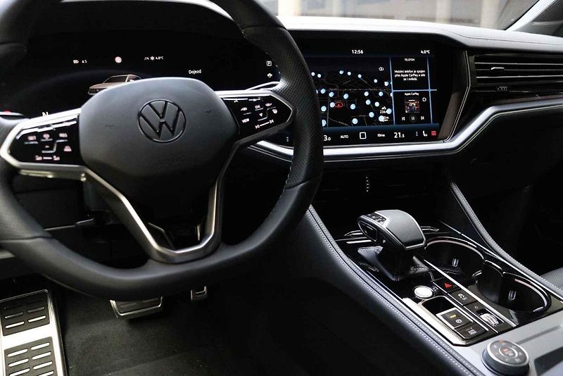 Volkswagen Touareg 3.0 TDI ve výbavě R-line.