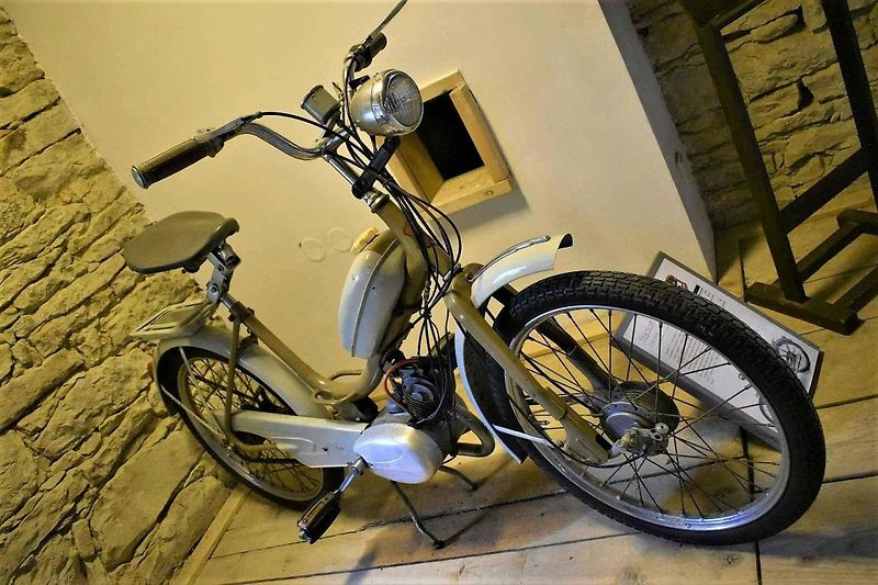 Motokola byla v různých obdobích velmi oblíbeným dopravním prostředkem. Toto je vůbec první český produkt tohoto druhu
