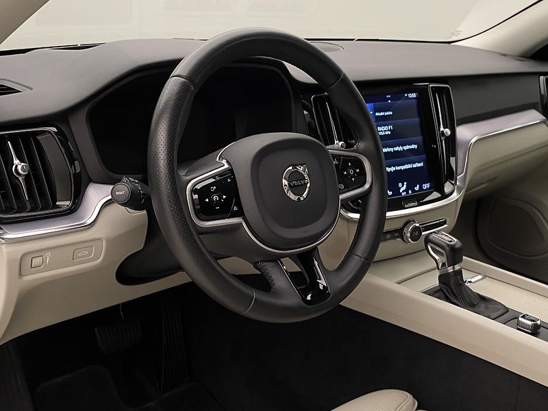 Volvo V60 D4 MOMENTUM AUT - fotka 18 z 47
