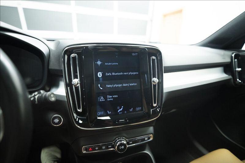 Volvo XC40 2,0 D4 AWD NAVI KAMERA TAŽNÉ - fotka 34 z 46