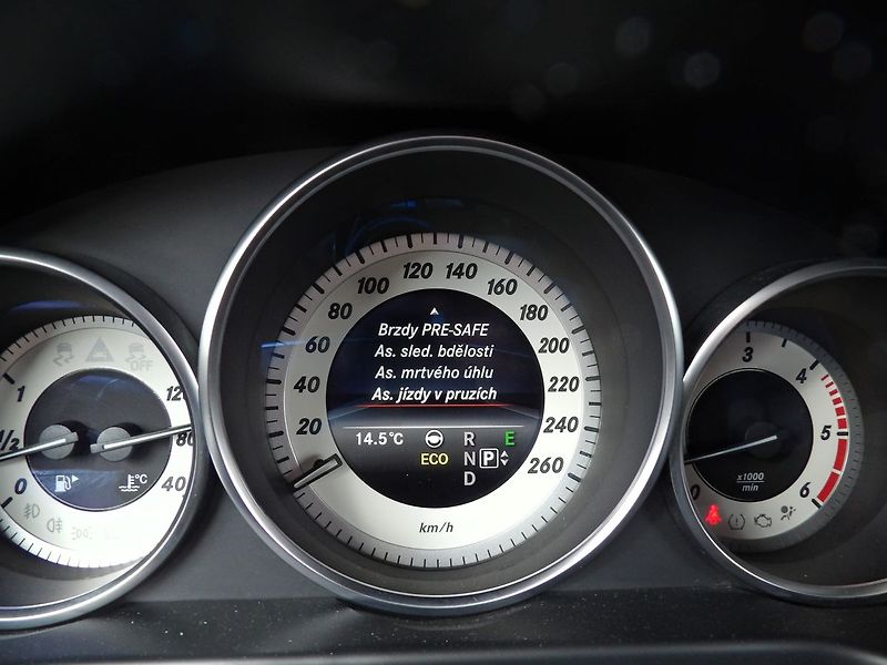 Mercedes-Benz Třídy E 350d 4Matic Airmatic TZ 360° - fotka 17 z 37