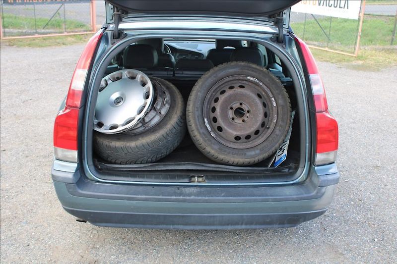 Volvo V70 2,4 D  D5, KLIMA, STK 8/2028 - fotka 14 z 26
