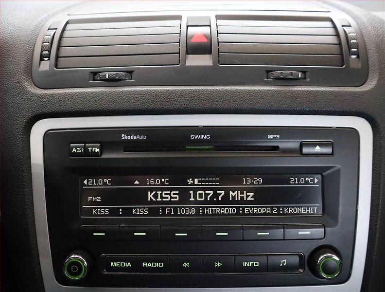 Škoda Octavia (2011) Ambiente 1.6 TDI, nová STK - fotka 12 z 18