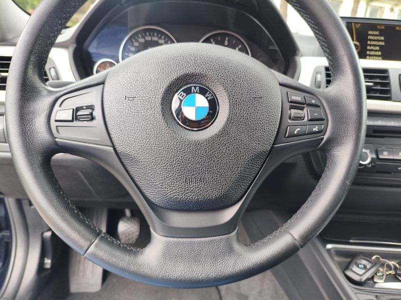 BMW Řada 3 (2013) 318 D 105Kw combi - fotka 20 z 31