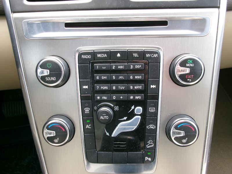 Volvo XC60 (2012) 2,4 D5 SUMMUM 169kW AC NAVI - fotka 26 z 37