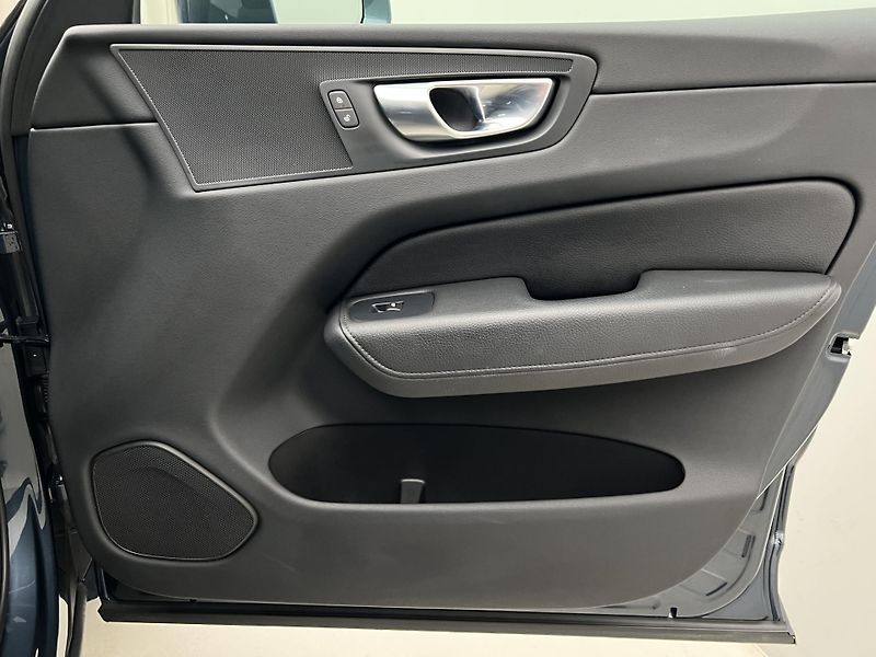 Volvo XC60 B4 AWD MOMENTUM PRO AUT - fotka 39 z 40