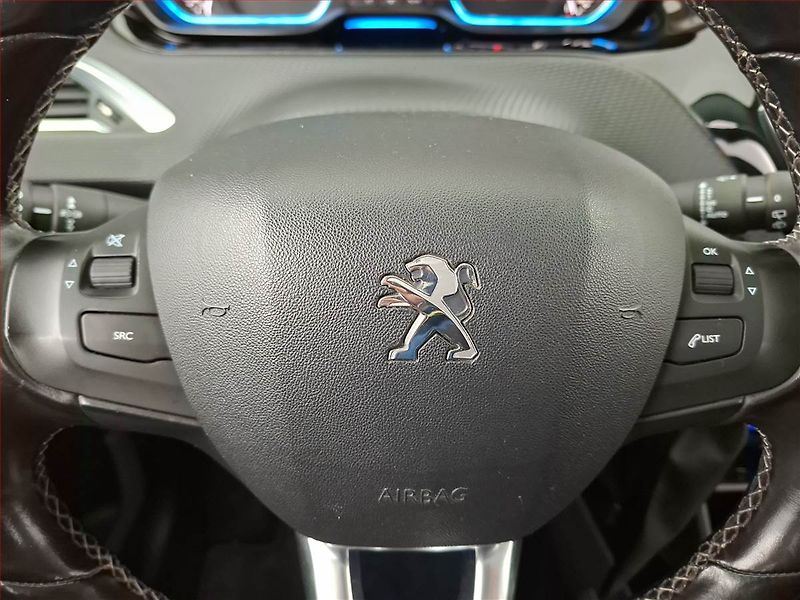 Peugeot 2008 (2015) 1.6 e-HDi, Tempomat - fotka 16 z 18