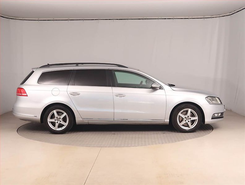 Volkswagen Passat (2013) 2.0 TDI, Automat, Navi, Xenony - fotka 6 z 17