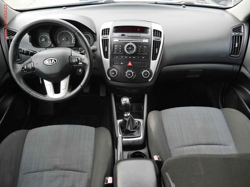 Kia Ceed (2012) 1.6i, servis.kniha, AC - fotka 8 z 15
