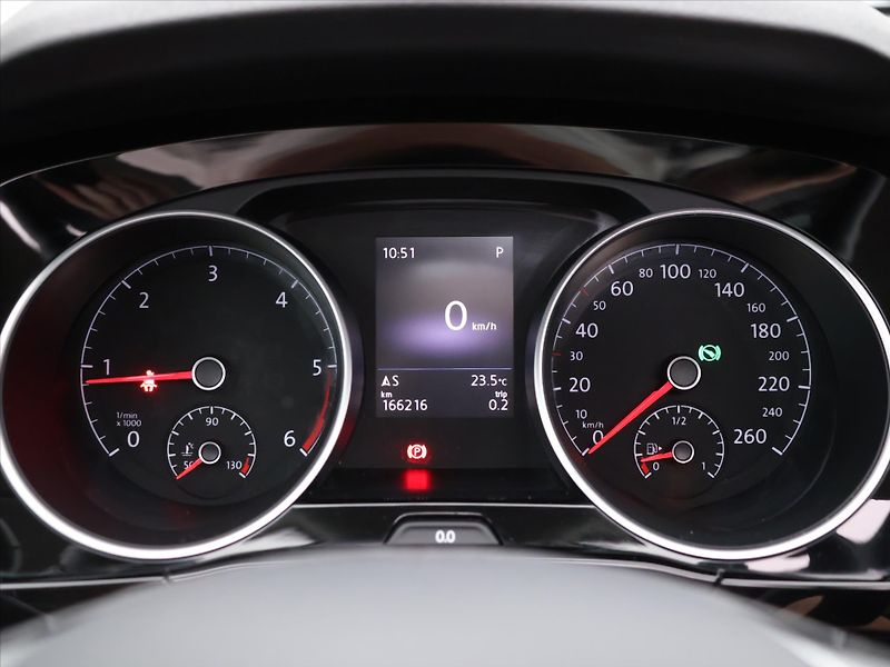 Volkswagen Touran 1,6 TDI DSG Panorama LED 1.Maj - fotka 17 z 31
