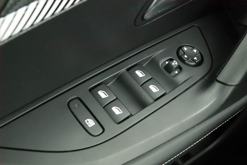 Peugeot 2008 (2024) Allure 1.2 PureTech - fotka 15 z 15