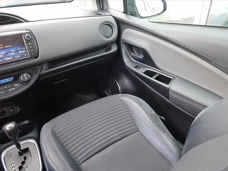 Toyota Yaris (2015) 1.5 Hybrid, Automat, Kůže - fotka 8 z 18