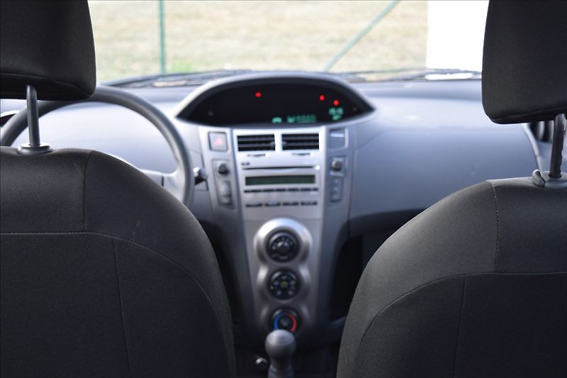 Toyota Yaris 1,0 i 51KW ZAD. PARK. SENZORY - fotka 15 z 40