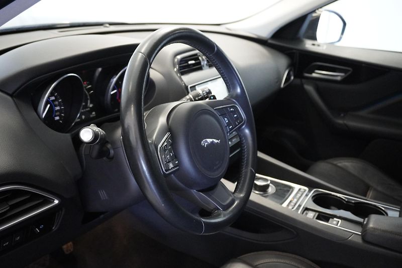 Jaguar F-Pace 2.0D 132kW PRESTIGE - fotka 12 z 28