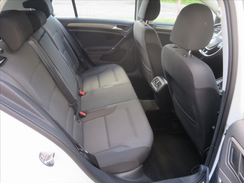 Volkswagen Golf 1,4  TSI - fotka 17 z 24