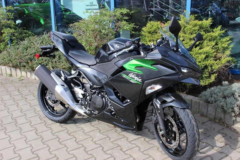 Kawasaki (2025) Ninja 500 MY 2025 SKLADEM - fotka 2 z 9