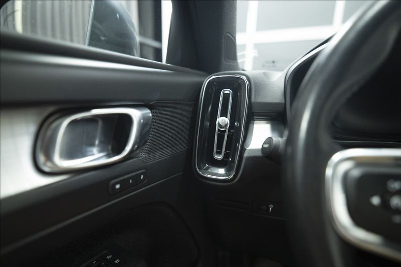 Volvo XC40 2,0 D4 AWD NAVI KAMERA TAŽNÉ - fotka 39 z 46