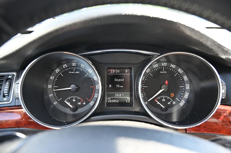 Škoda Superb 2.0TDI 125KW DSG Rezervace - fotka 12 z 56