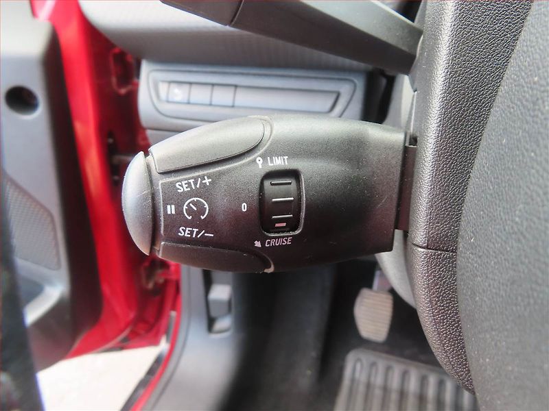 Peugeot 2008 (2017) 1.6 BlueHDi, Navi, Tempomat - fotka 19 z 20