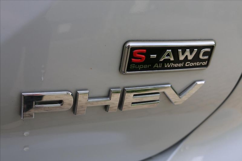 Mitsubishi Outlander 2,4 PHEV, 7míst, Tažné - fotka 9 z 56