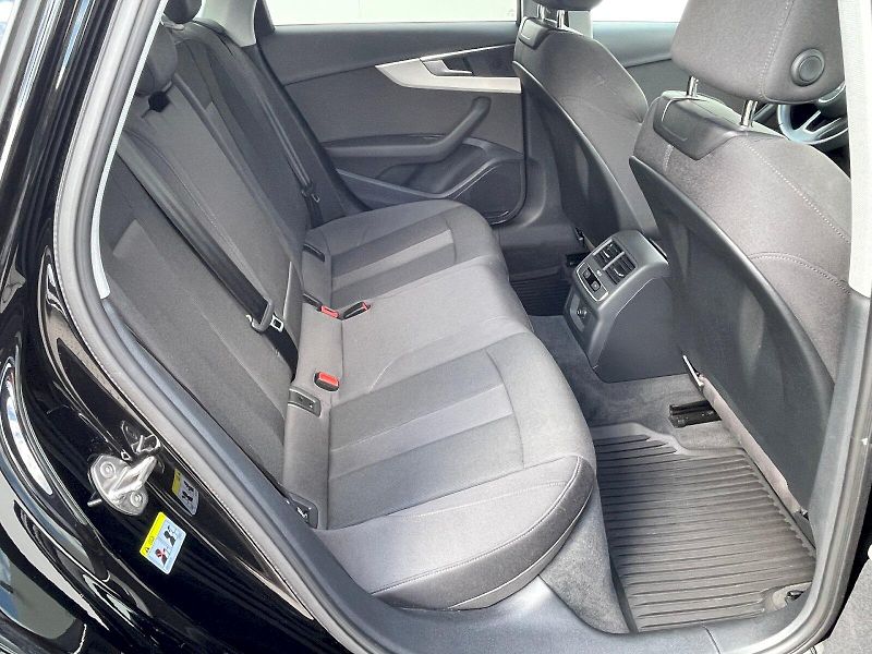 Audi A4 (2022) 2.0 35 TFSI 110 kW S-tronic S- - fotka 11 z 30