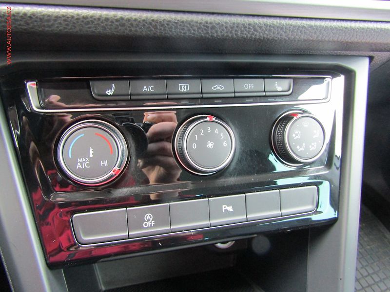 Volkswagen Touran (2015) 1.6TDI, AC, výhřev sed - fotka 13 z 15