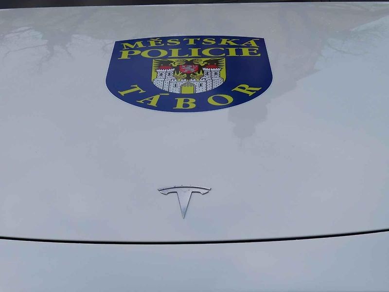 Vozový park Městské policie Tábor jako první v republice rozšiřil elektromobil Tesla Y zhruba za 1,3 milionu. Oficiální představení zásahového vozu veřejnosti se uskutečnilo ve středu 20. listopadu odpoledne na Žižkově náměstí.