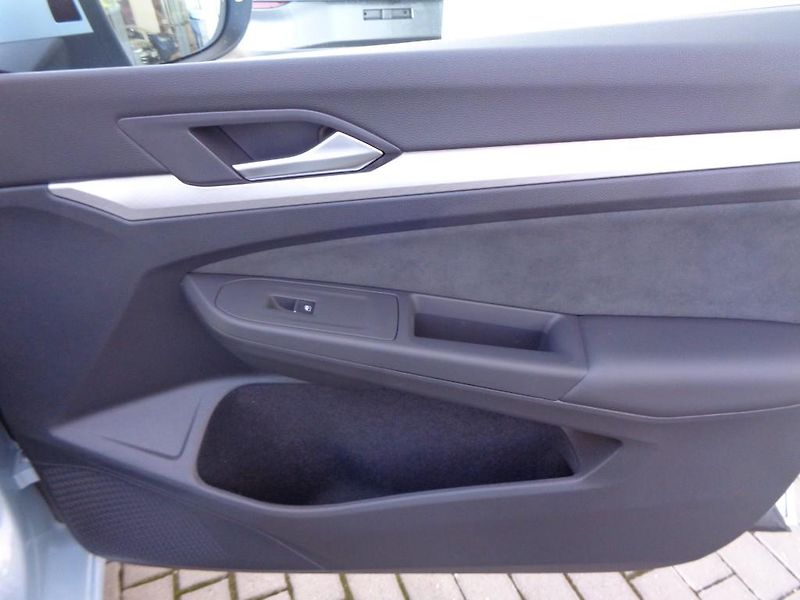 Volkswagen Golf 1,5 TSI  PEOPLE  110 kW - fotka 30 z 30