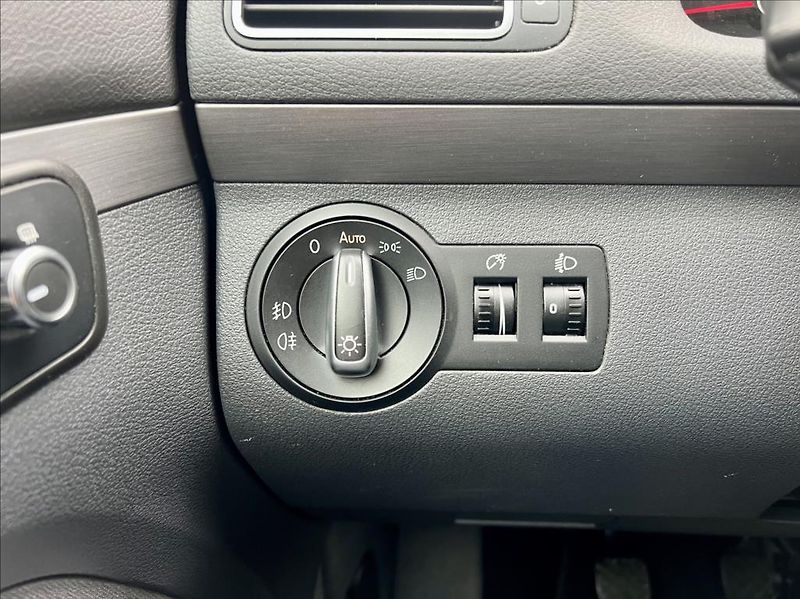 Volkswagen Touran 1,6 TDi  NAVI / kamera / ALU - fotka 39 z 44