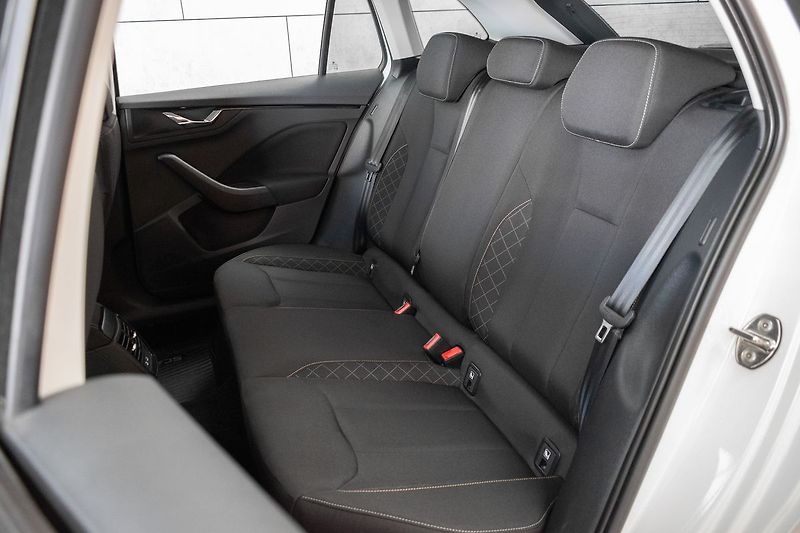 Škoda Scala 1.6 TDI DRIVE 125 YEARS*ČR 1.M - fotka 14 z 37