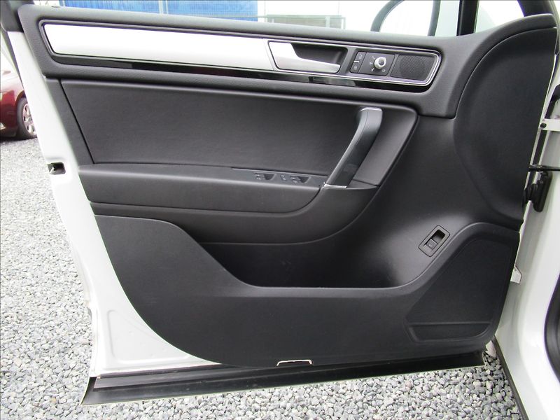 Volkswagen Touareg 3.0TDi V6  R-Line, 4x4, Bi-Xen - fotka 16 z 48