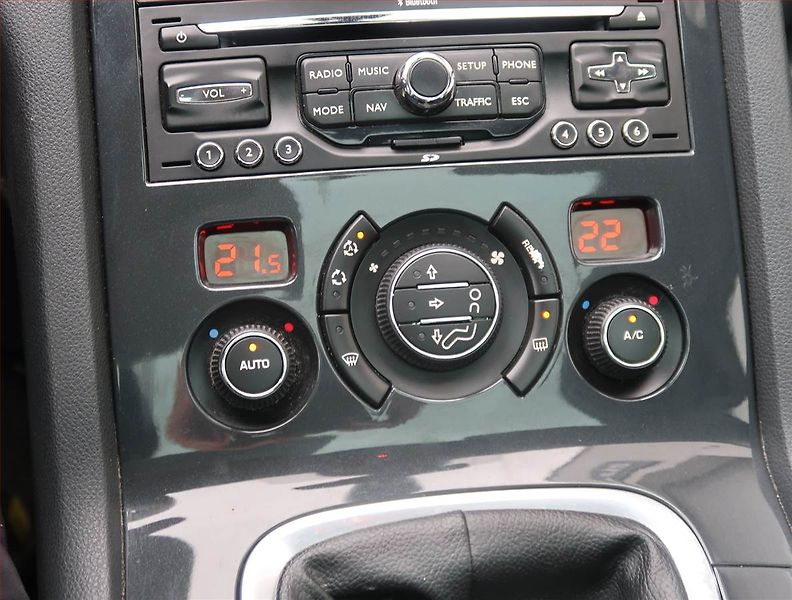 Peugeot 5008 (2011) 2.0 HDI, Navi, Tempomat - fotka 16 z 25