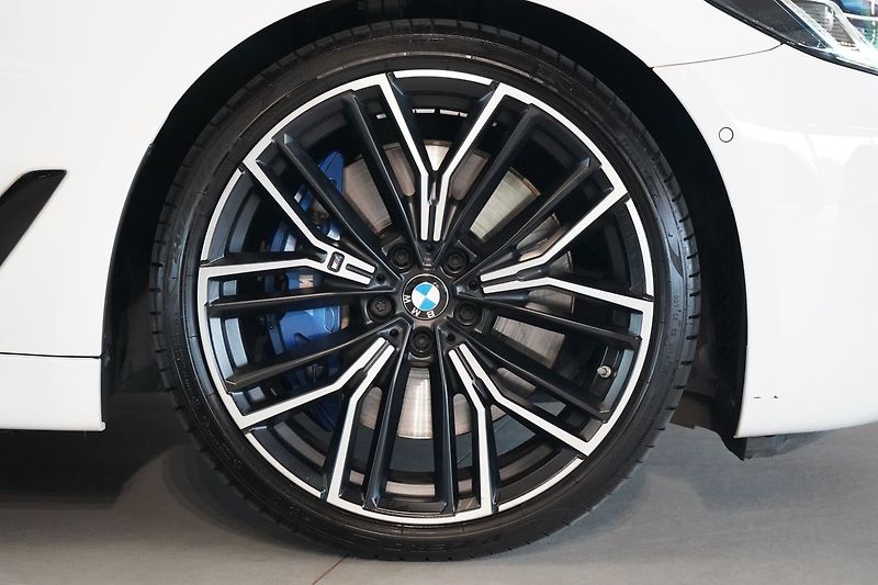 BMW Řada 5 M550i xDrive, Nezávislé, Laser - fotka 8 z 50