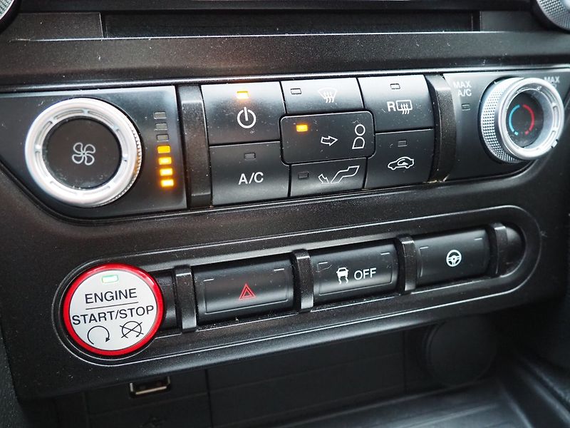 Ford Mustang (2015) 3.7i, 224kW, Manuál - fotka 25 z 27
