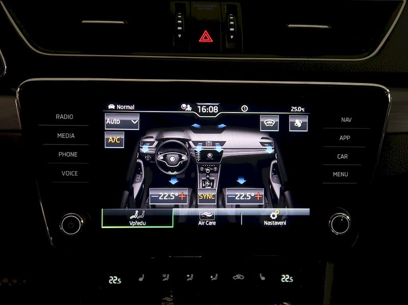Škoda Superb (2022) STYLE 2.0TSI 140KW - fotka 26 z 39