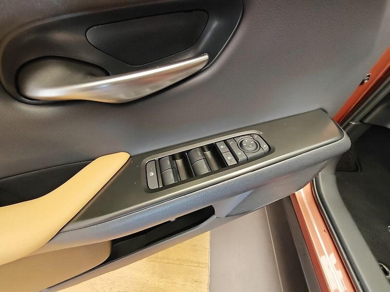 Lexus UX 300h F Sport Design 300H - fotka 24 z 44
